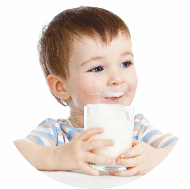 Фото ребенка со стаканом молока